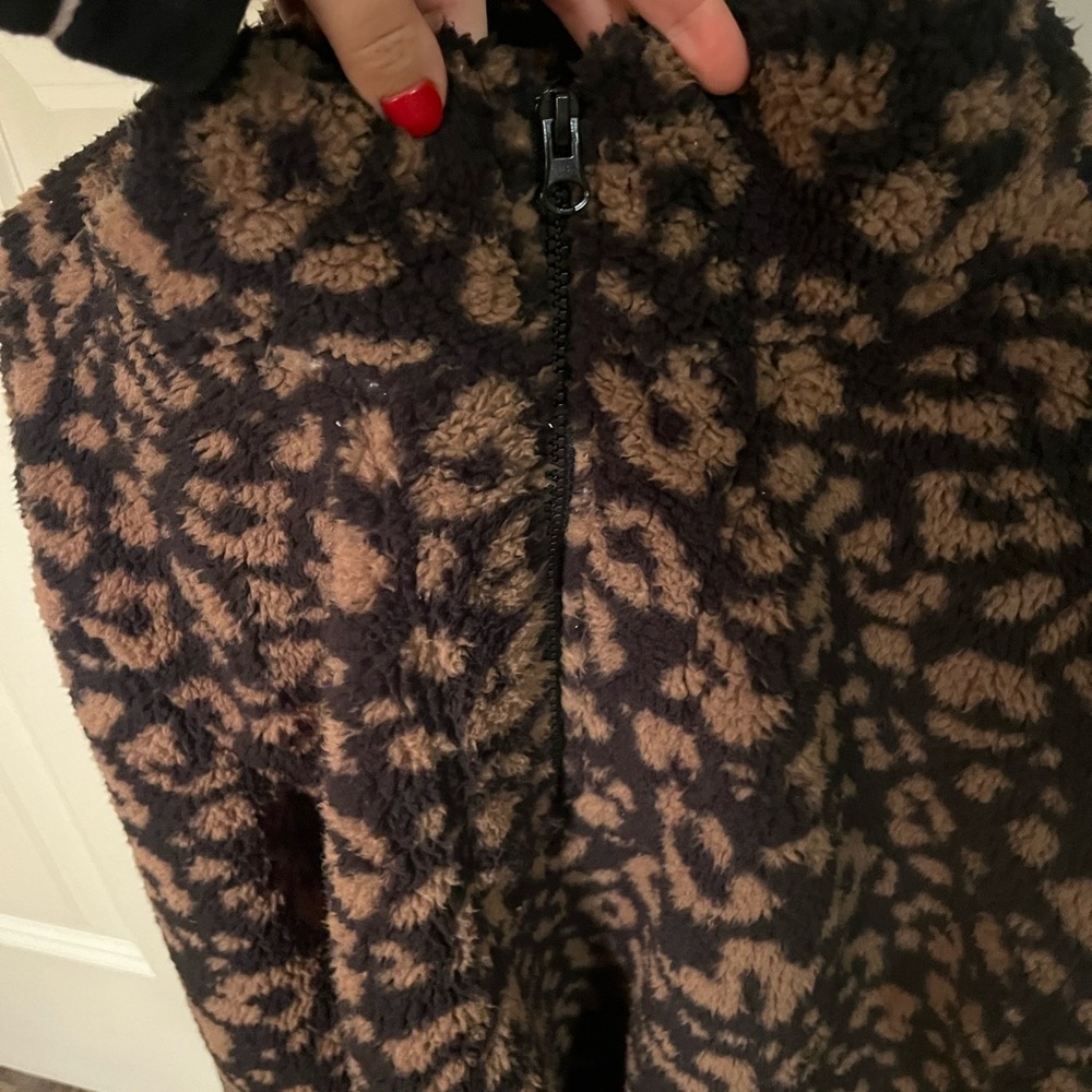 Koolaburra by UGG 3/4 Zip Fluffy Leopard Pullover - Picture 4 of 4